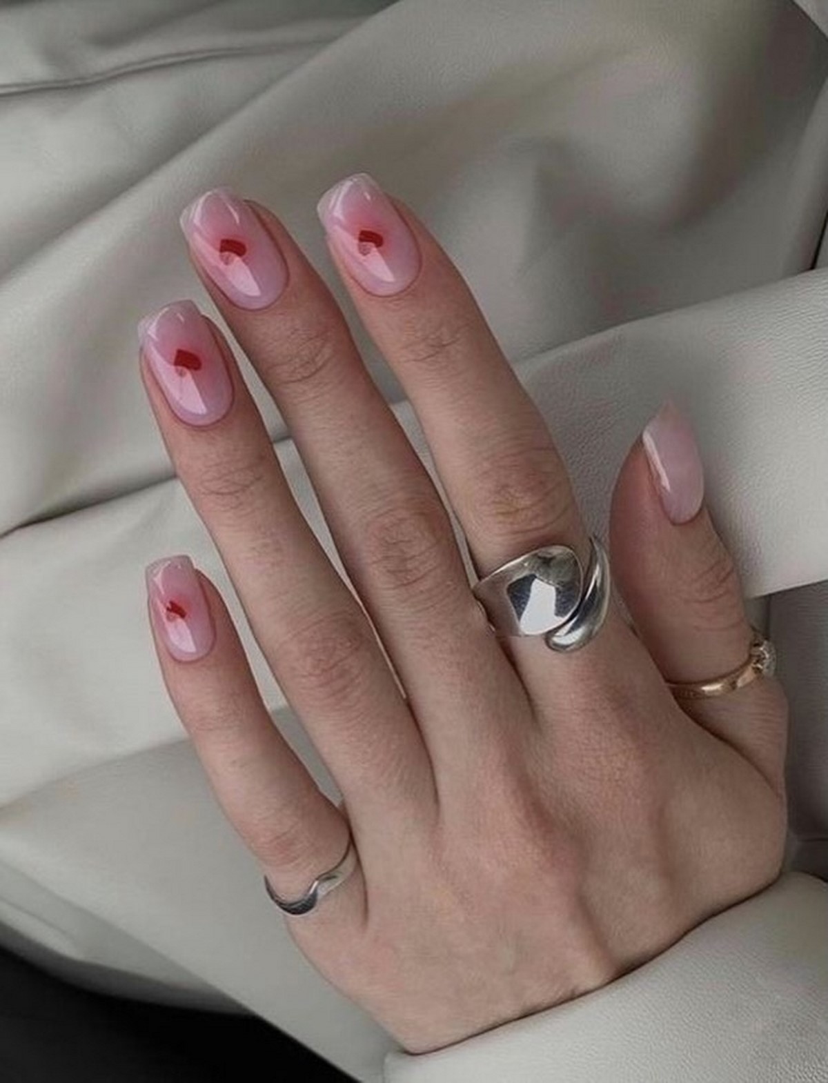 Аура-маникюр весны 2026: эффект, который сейчас везде