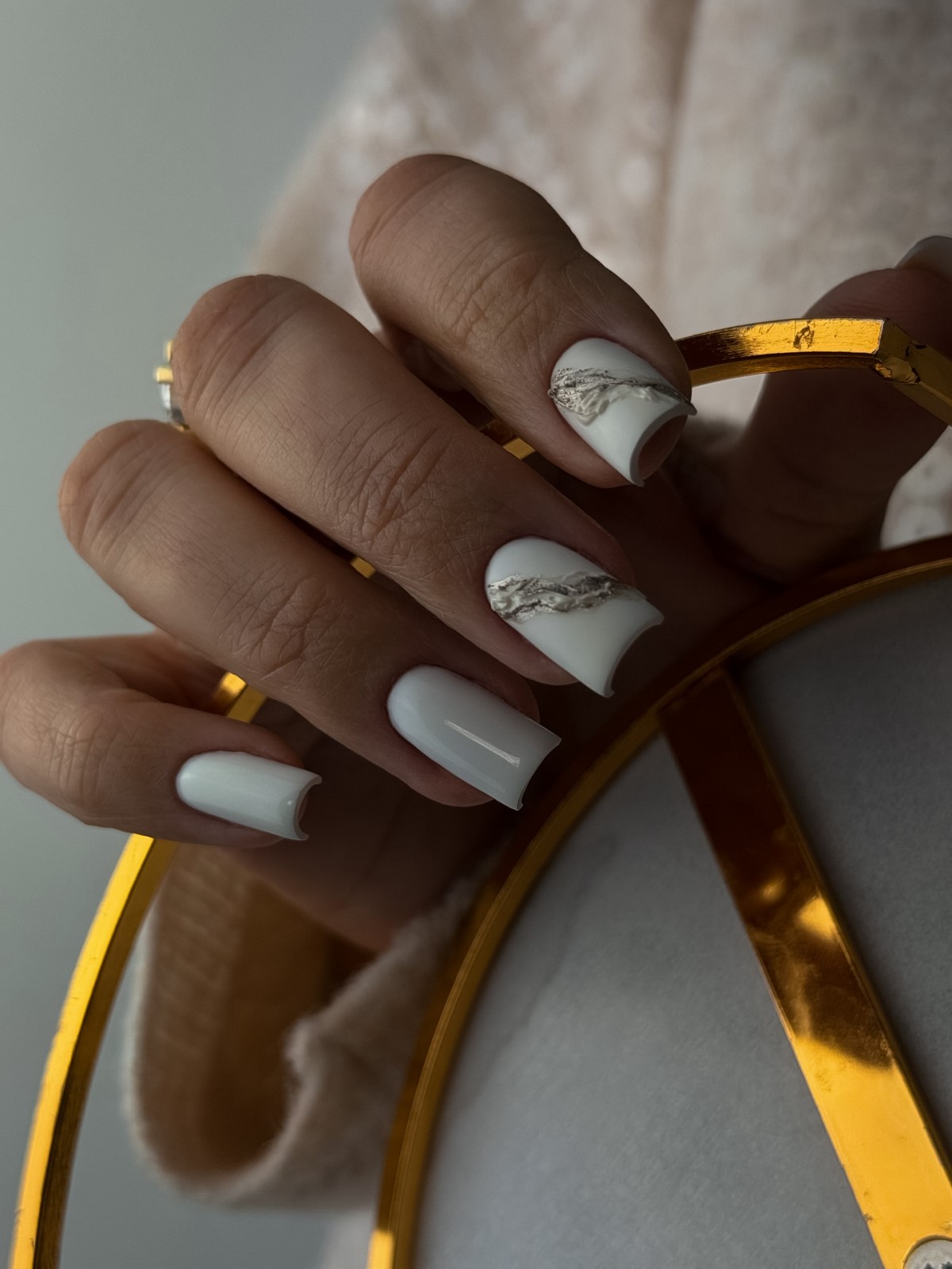 Белый маникюр 2026: три оттенка, которые покорят весну