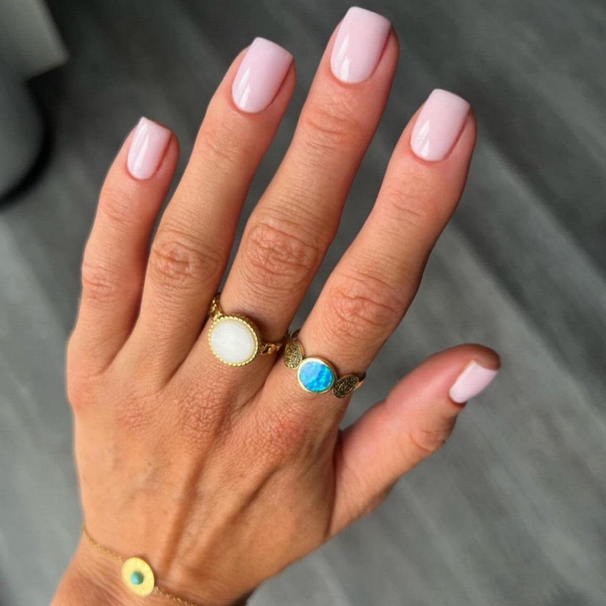 Белый маникюр 2026: три оттенка, которые покорят весну