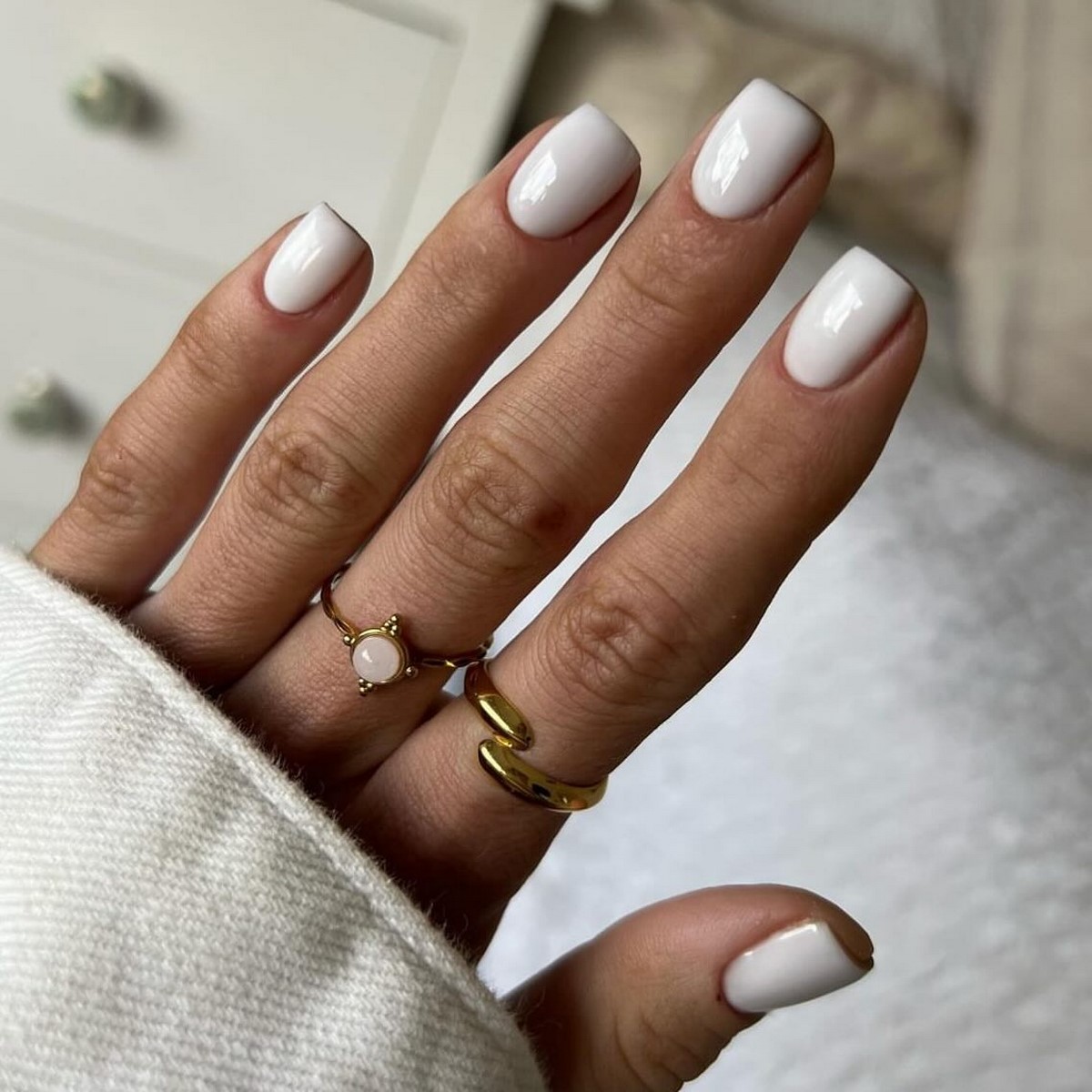 Белый маникюр 2026: три оттенка, которые покорят весну
