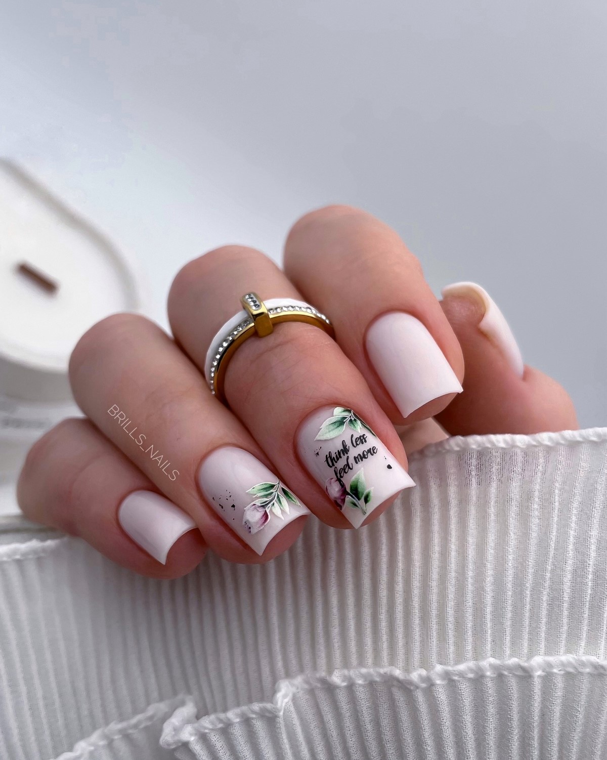 Белый маникюр 2026: три оттенка, которые покорят весну