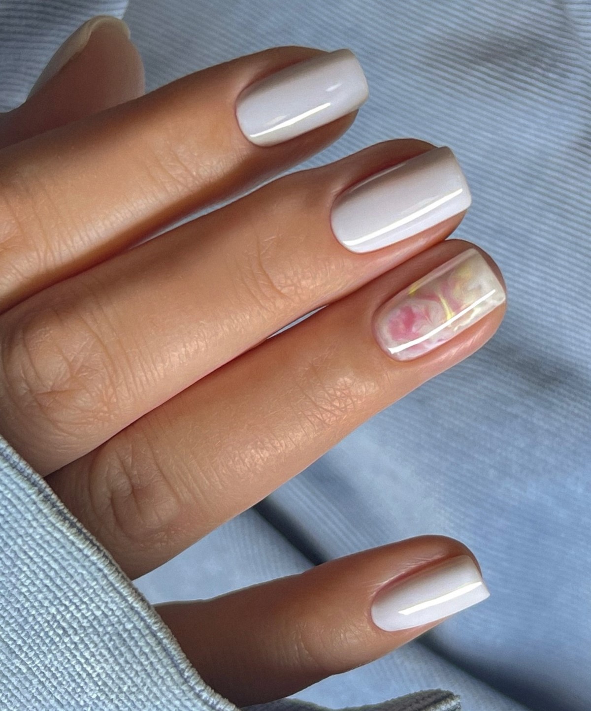 Белый маникюр 2026: три оттенка, которые покорят весну