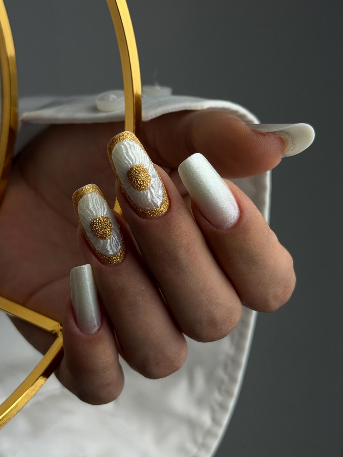 Белый маникюр 2026: три оттенка, которые покорят весну