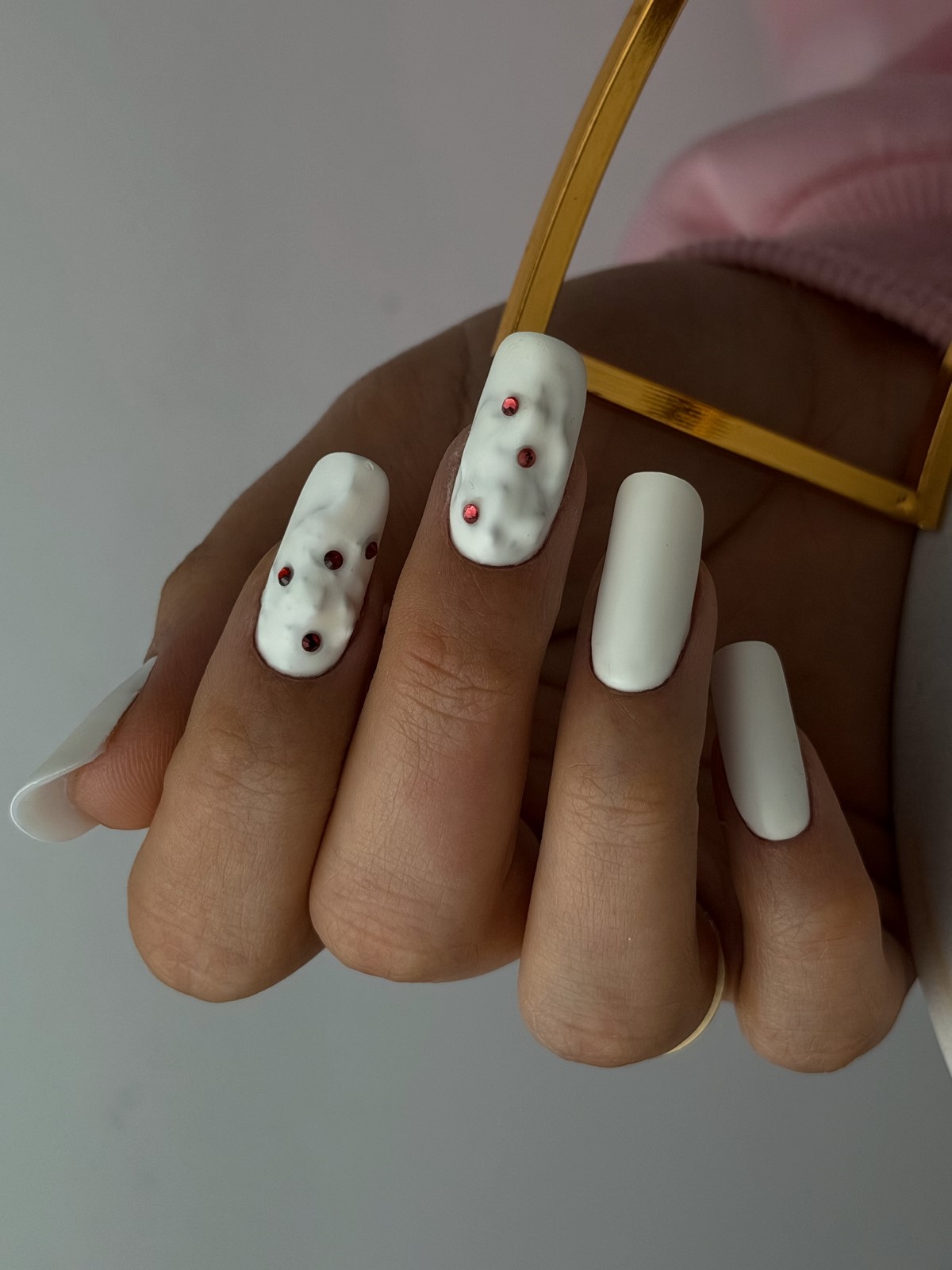 Белый маникюр 2026: три оттенка, которые покорят весну