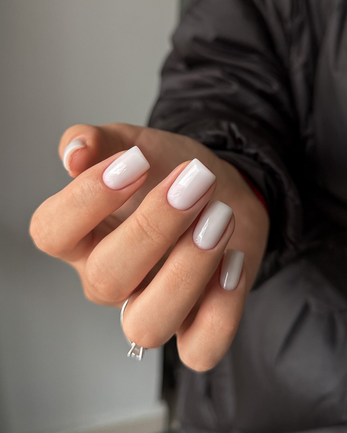 Белый маникюр 2026: три оттенка, которые покорят весну