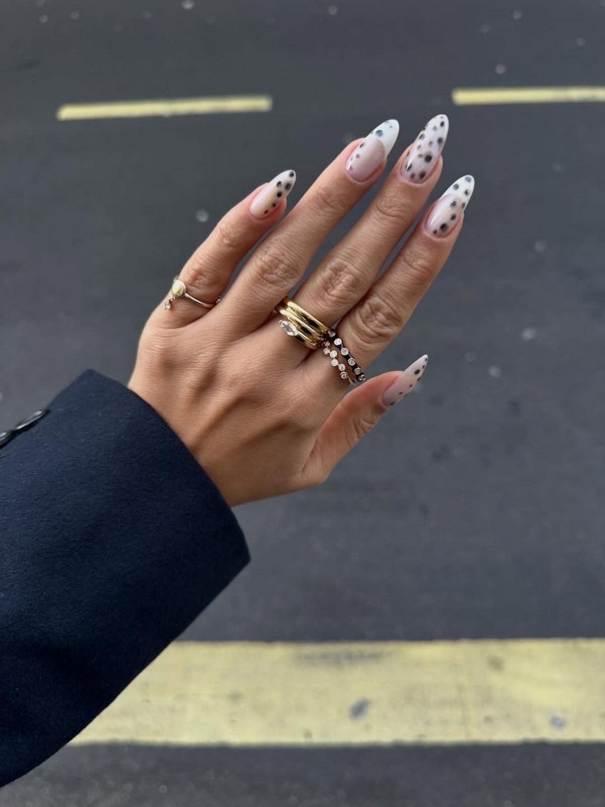 Далматинский маникюр весны 2026: черно-белый тренд в моде