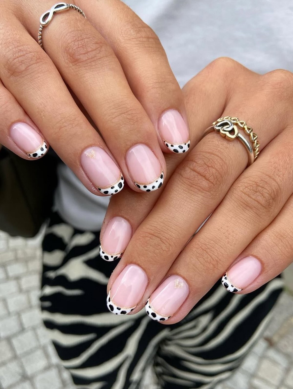 Далматинский маникюр весны 2026: черно-белый тренд в моде