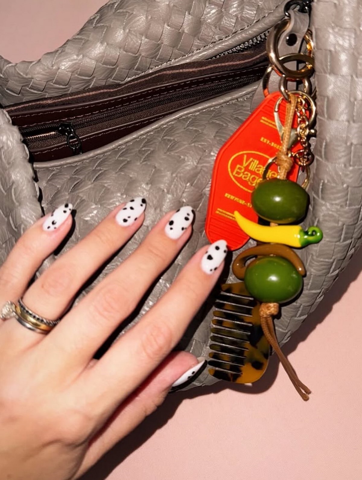 Далматинский маникюр весны 2026: черно-белый тренд в моде