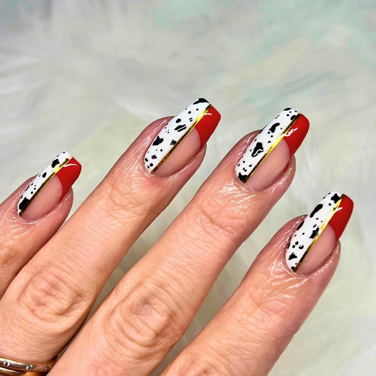 Далматинский маникюр весны 2026: черно-белый тренд в моде
