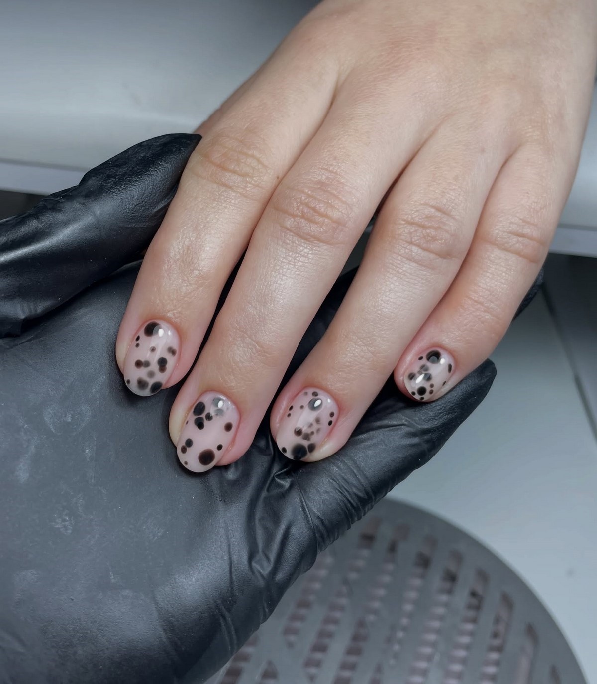 Далматинский маникюр весны 2026: черно-белый тренд в моде