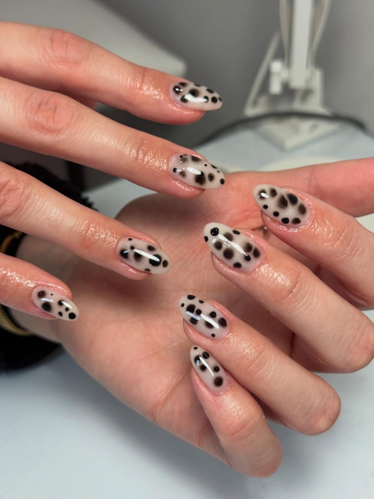 Далматинский маникюр весны 2026: черно-белый тренд в моде