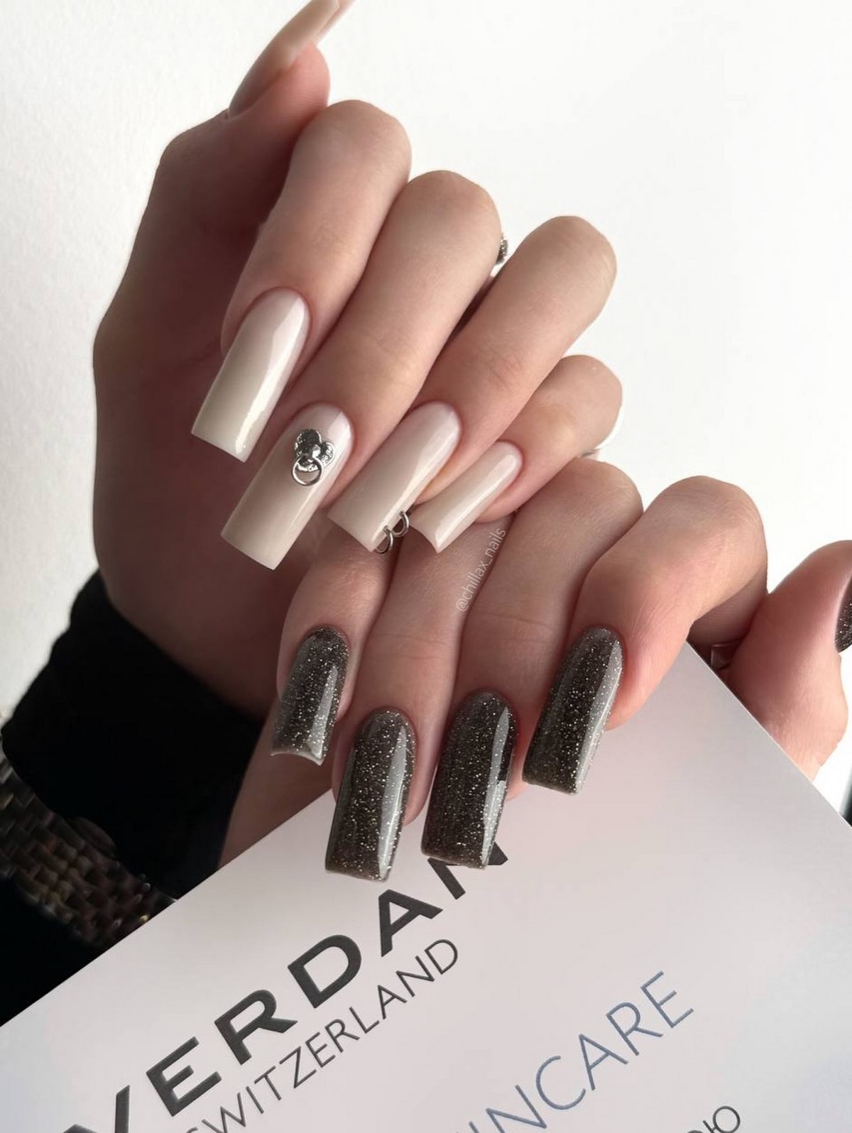 Двухцветный маникюр весны 2026: трендовые дуэты оттенков