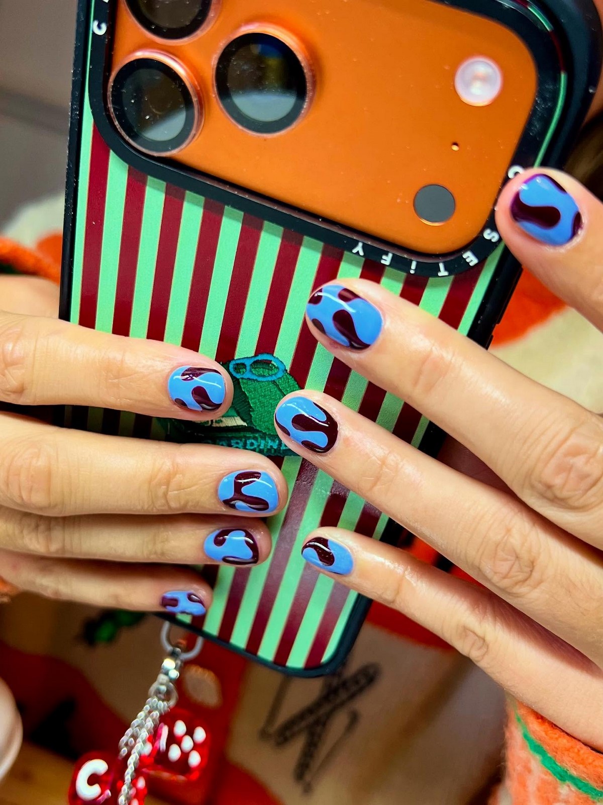 Двухцветный маникюр весны 2026: трендовые дуэты оттенков