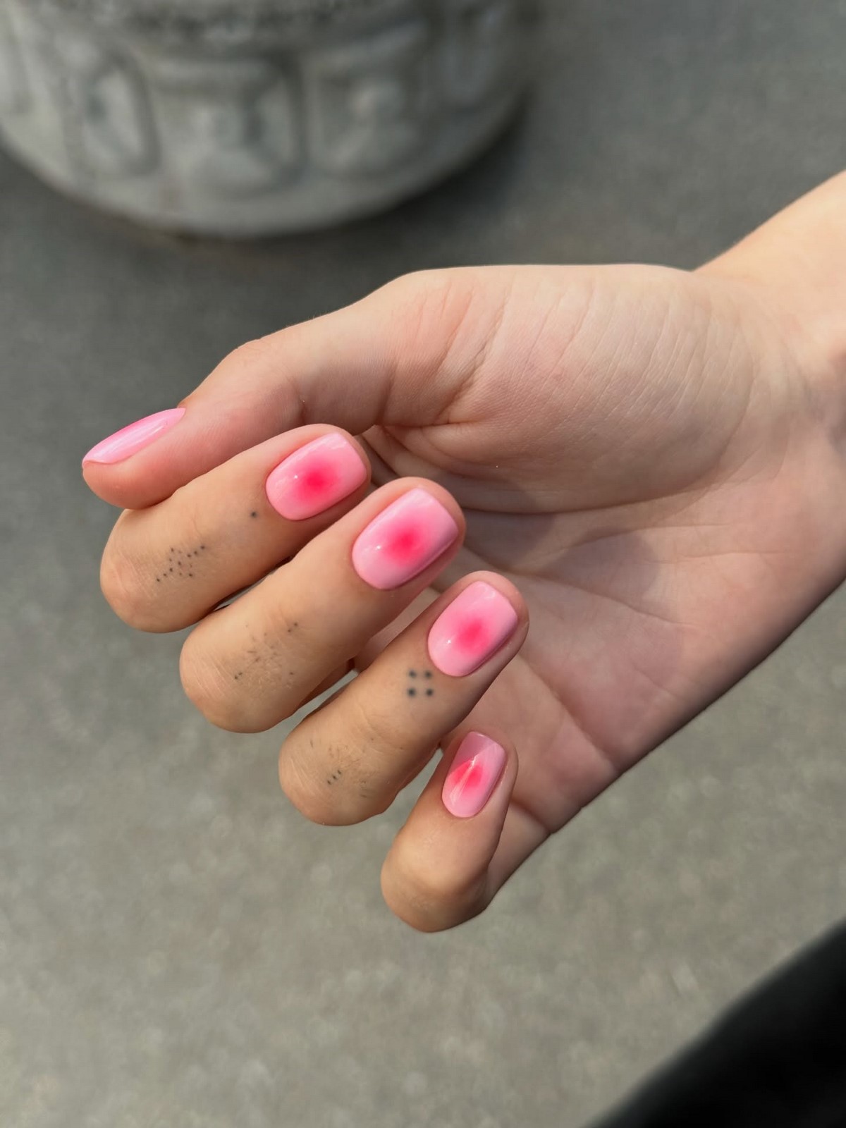 Двухцветный маникюр весны 2026: трендовые дуэты оттенков