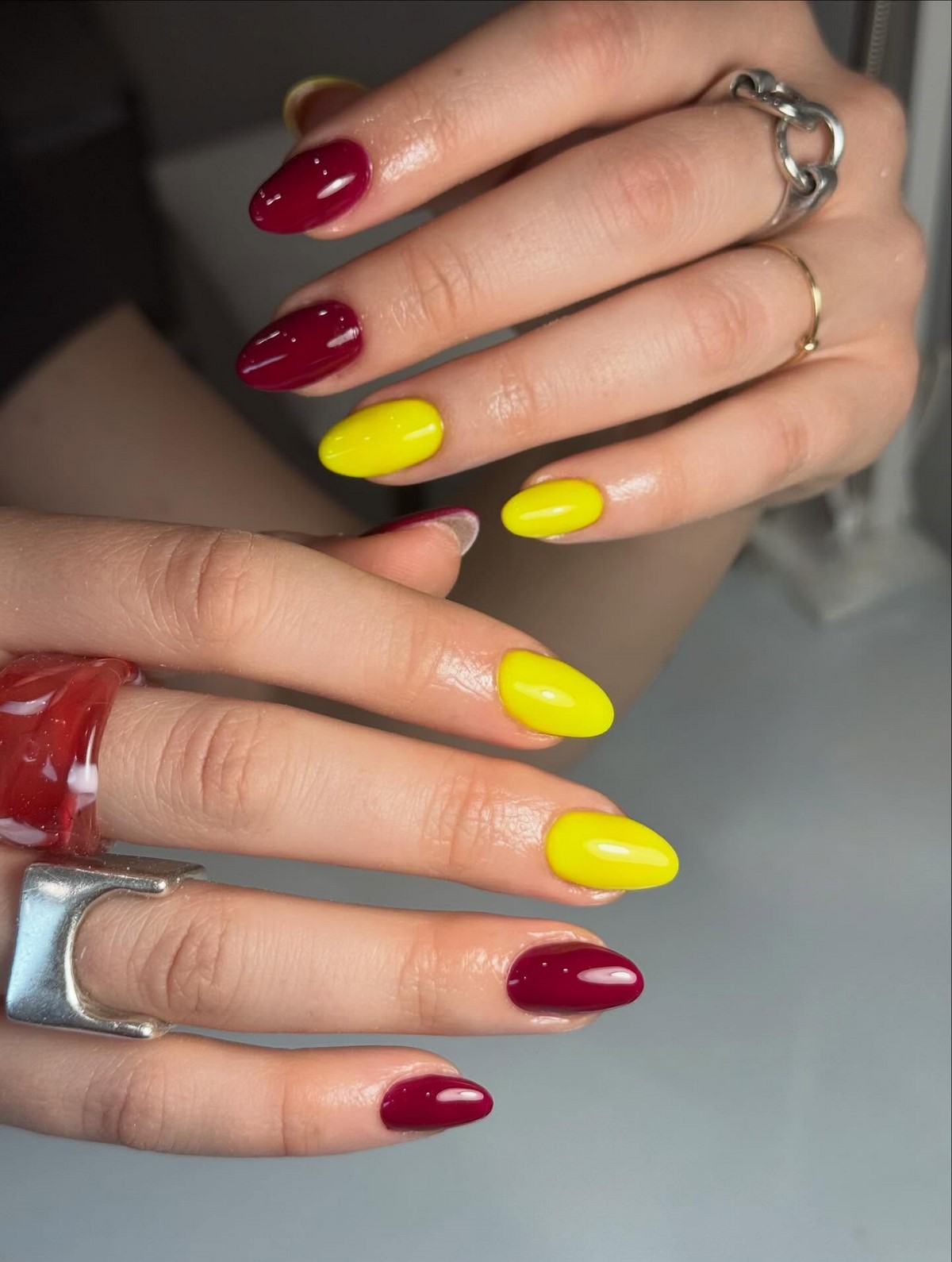 Двухцветный маникюр весны 2026: трендовые дуэты оттенков