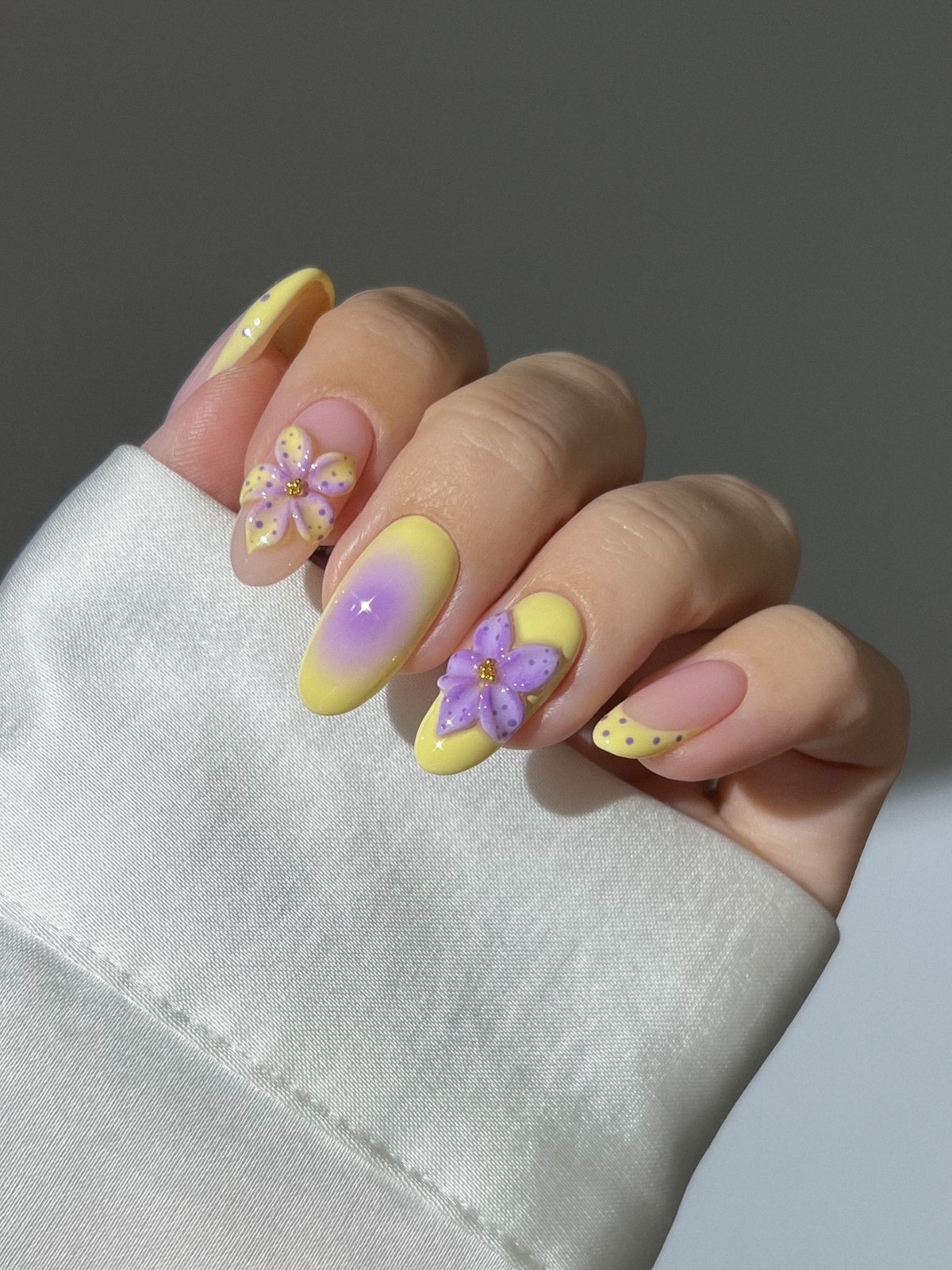 Двухцветный маникюр весны 2026: трендовые дуэты оттенков