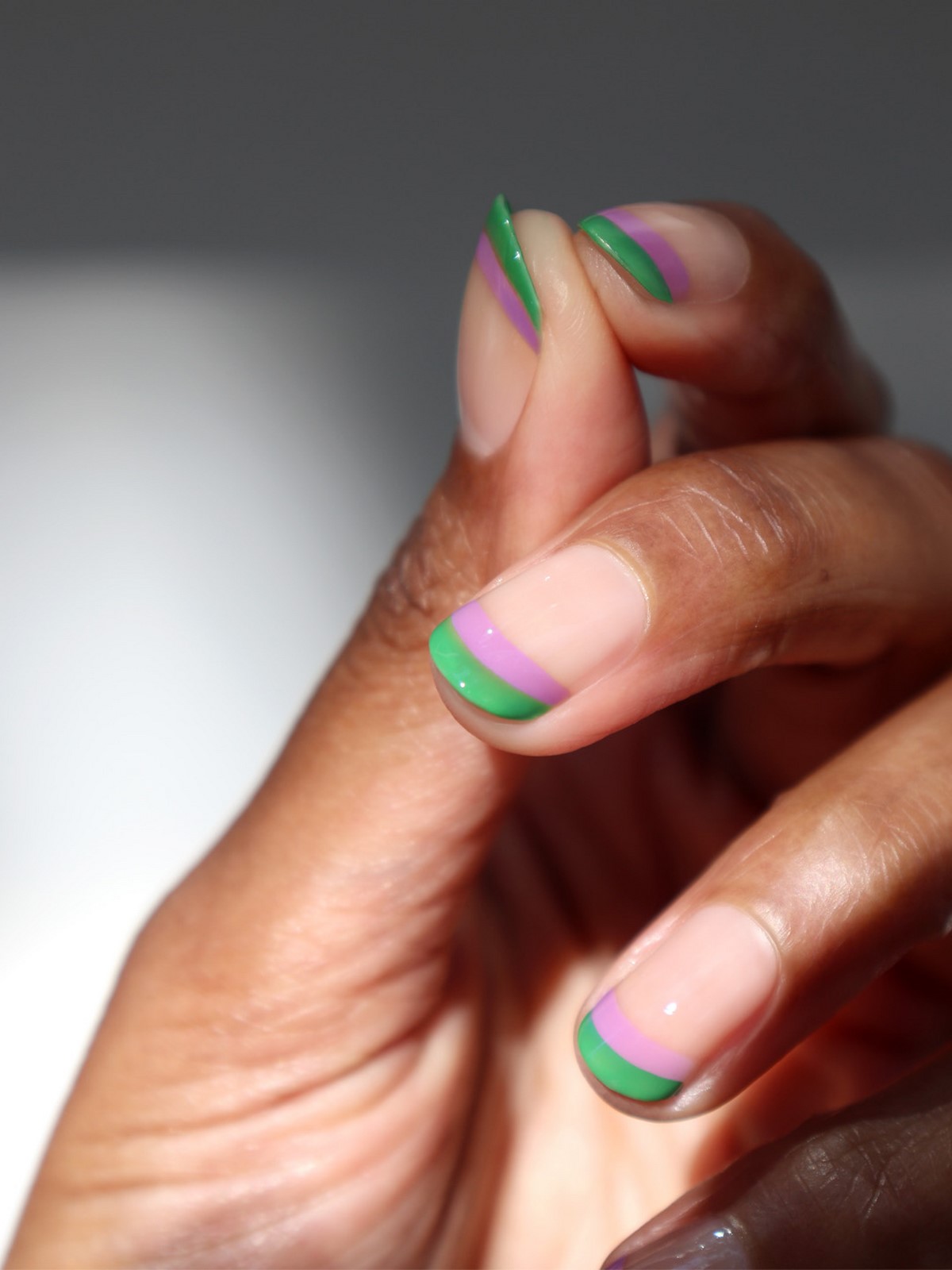 Двухцветный маникюр весны 2026: трендовые дуэты оттенков