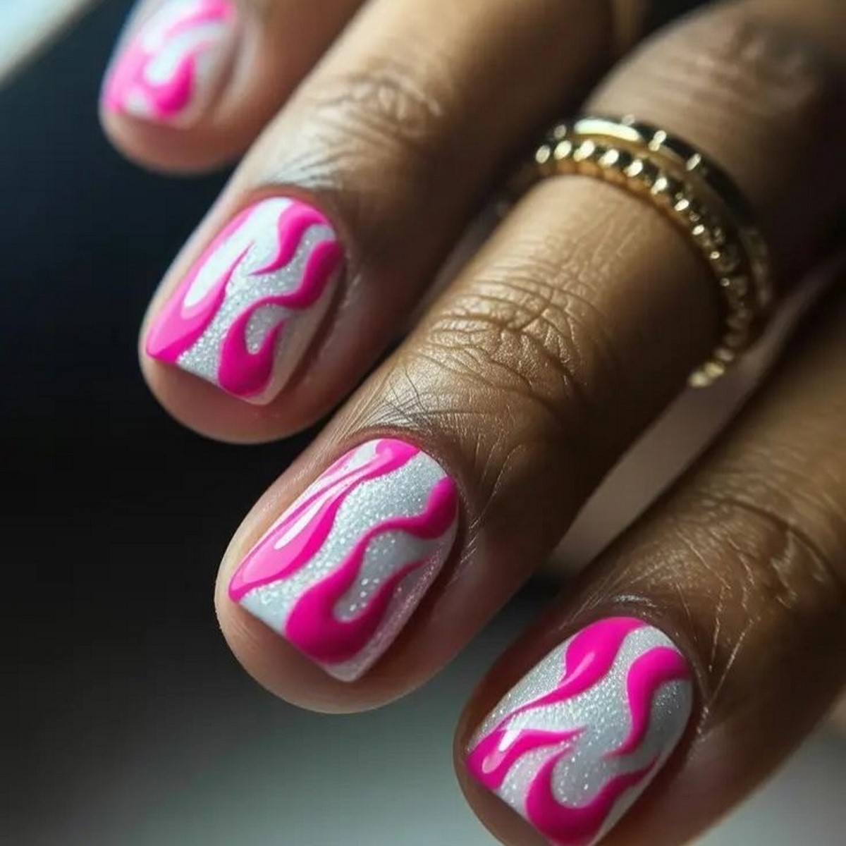 Двухцветный маникюр весны 2026: трендовые дуэты оттенков