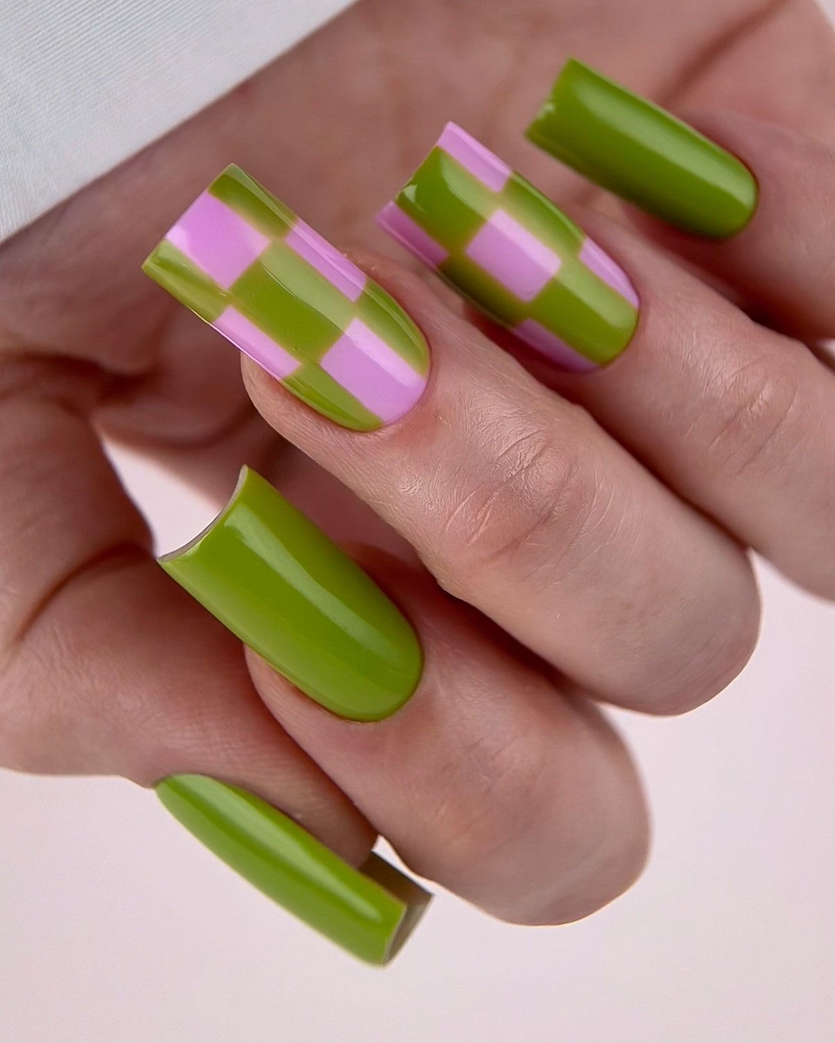 Двухцветный маникюр весны 2026: трендовые дуэты оттенков