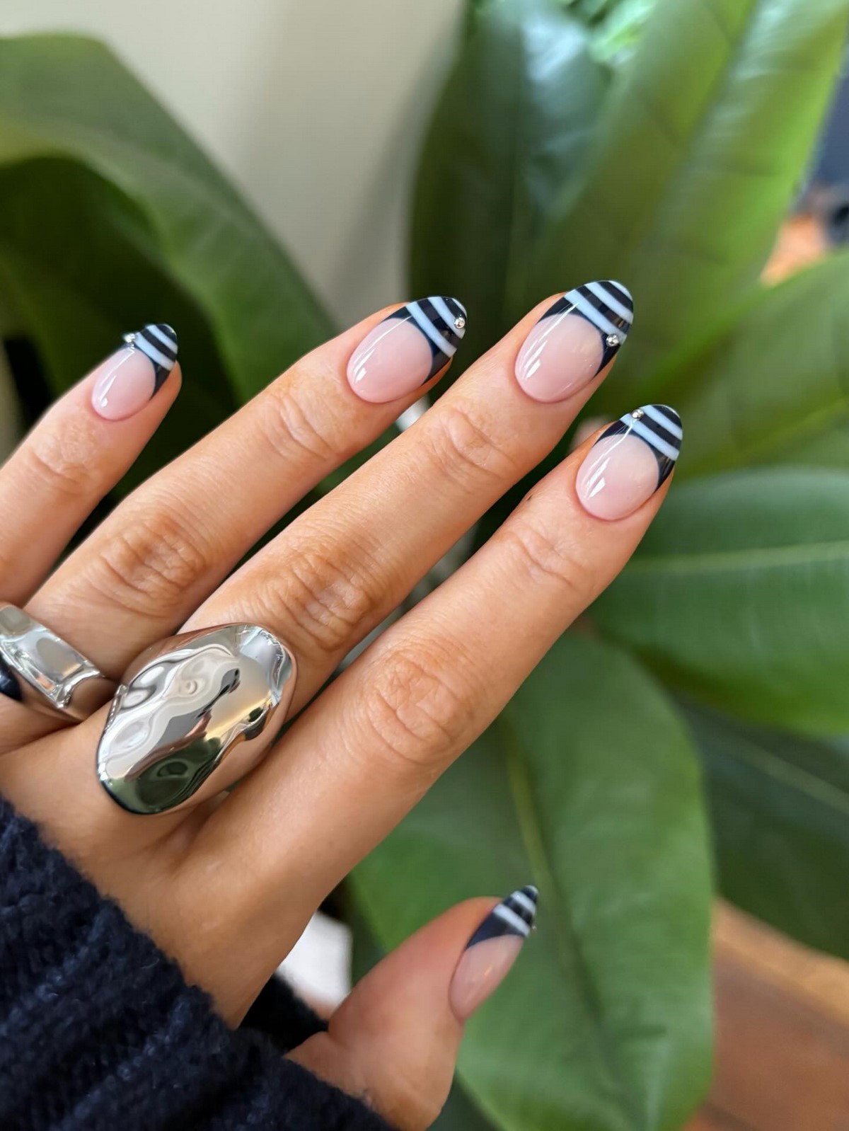 Двухцветный маникюр весны 2026: трендовые дуэты оттенков