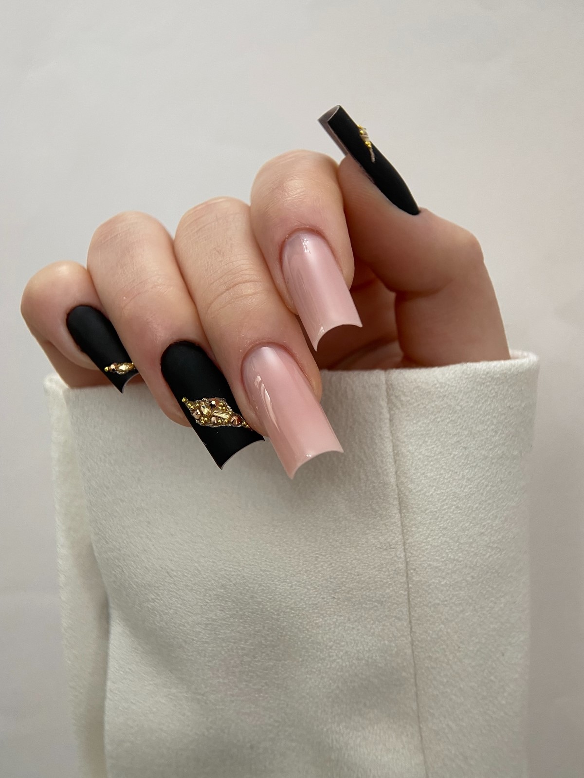 Двухцветный маникюр весны 2026: трендовые дуэты оттенков