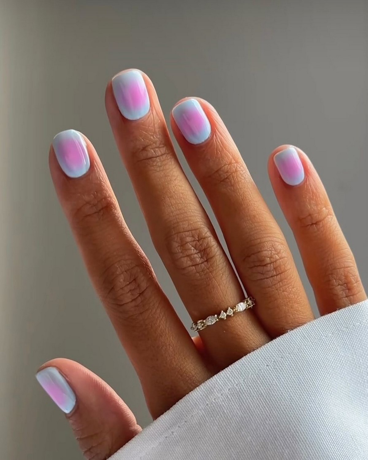 Двухцветный маникюр весны 2026: трендовые дуэты оттенков