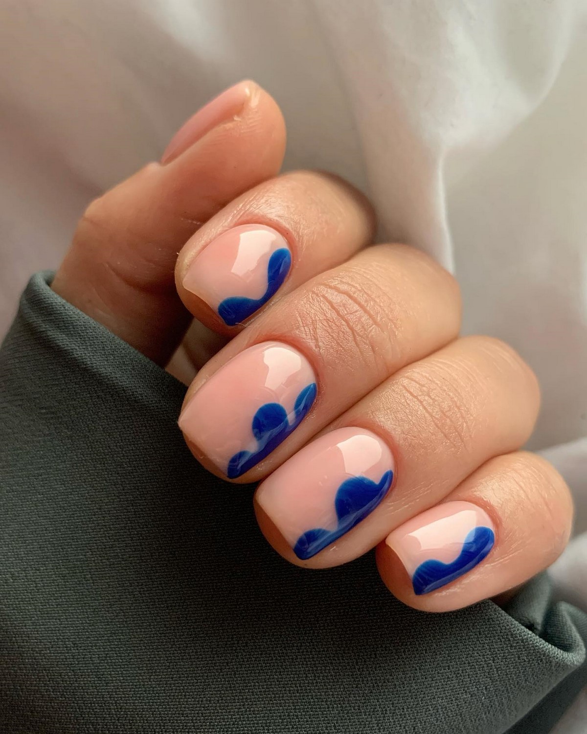 Двухцветный маникюр весны 2026: трендовые дуэты оттенков