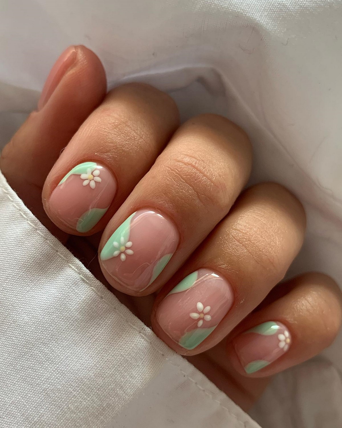 Двухцветный маникюр весны 2026: трендовые дуэты оттенков