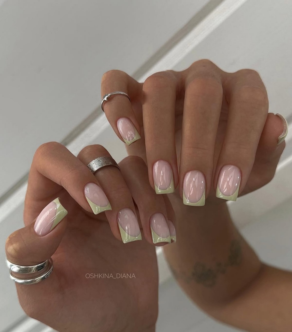 Французский маникюр весной 2026: новый взгляд на классику