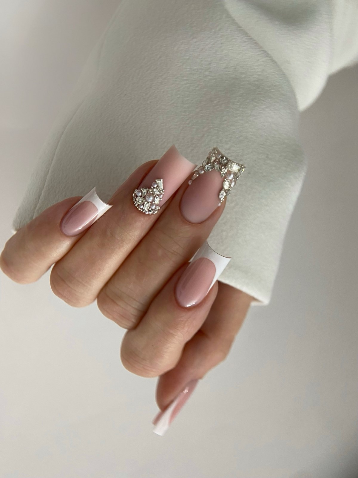 Французский маникюр весной 2026: новый взгляд на классику