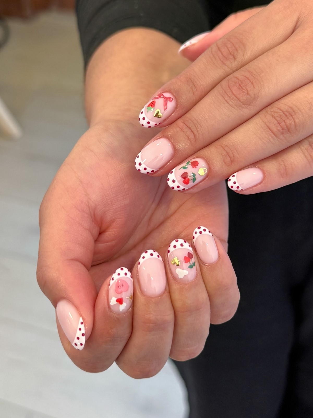 Полька-дот на ногтях: главный маникюр весны 2026 года