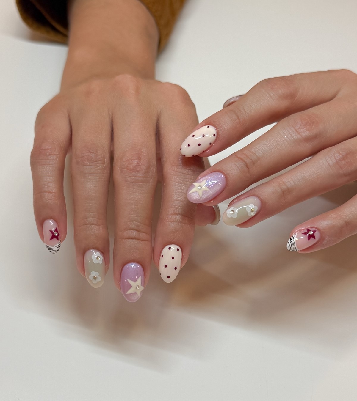 Полька-дот на ногтях: главный маникюр весны 2026 года