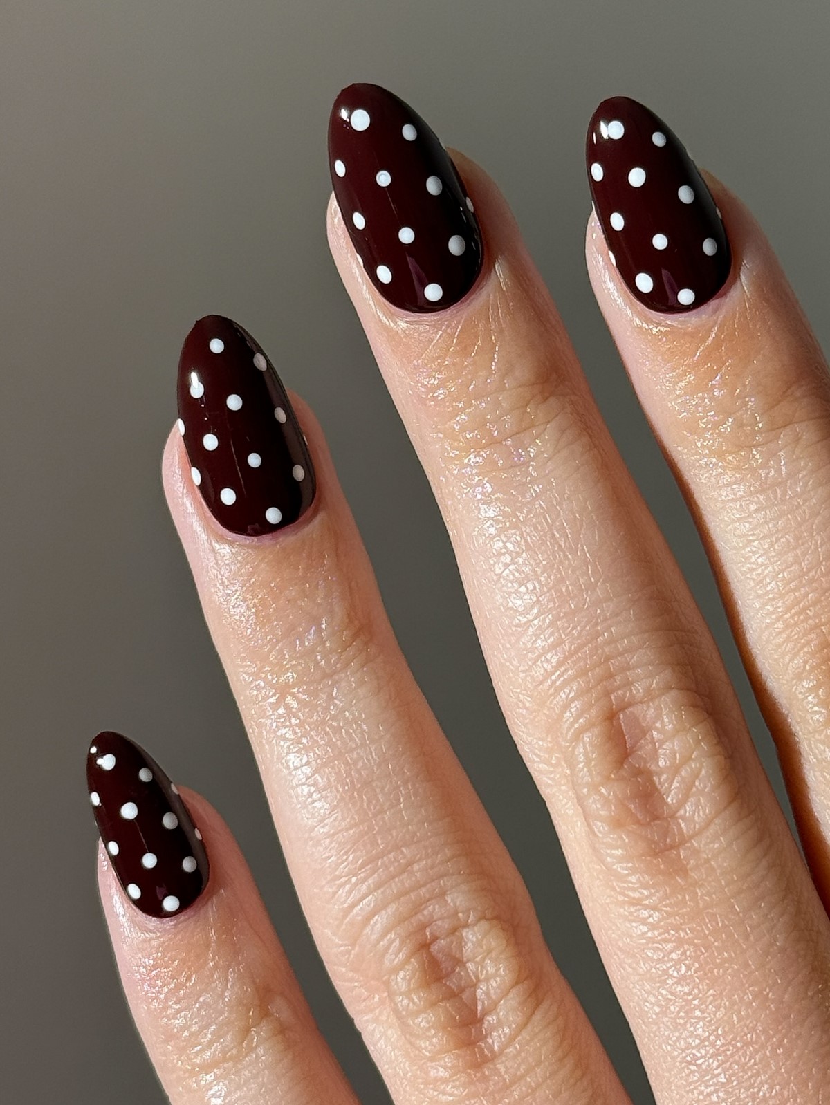 Полька-дот на ногтях: главный маникюр весны 2026 года