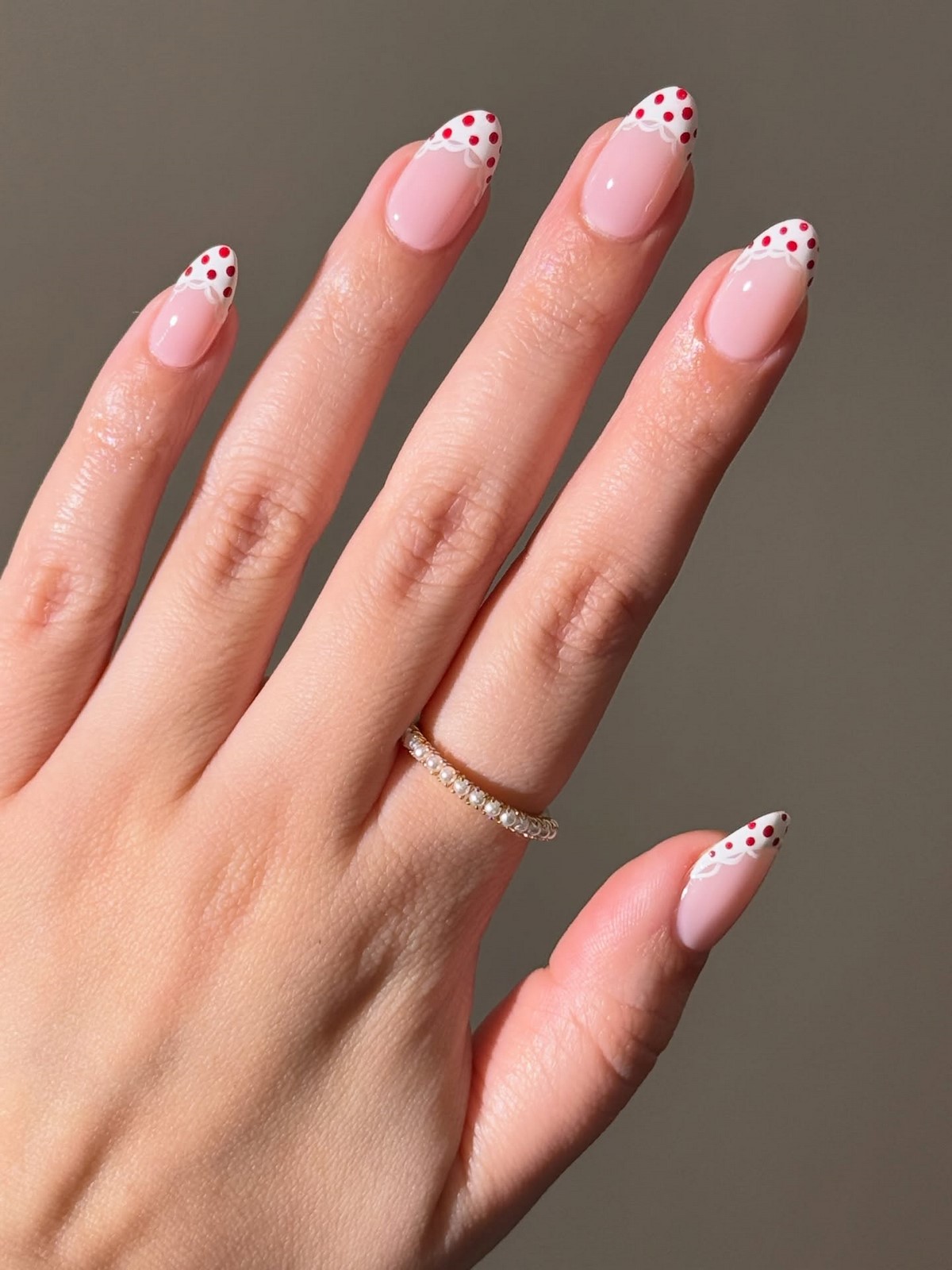 Полька-дот на ногтях: главный маникюр весны 2026 года