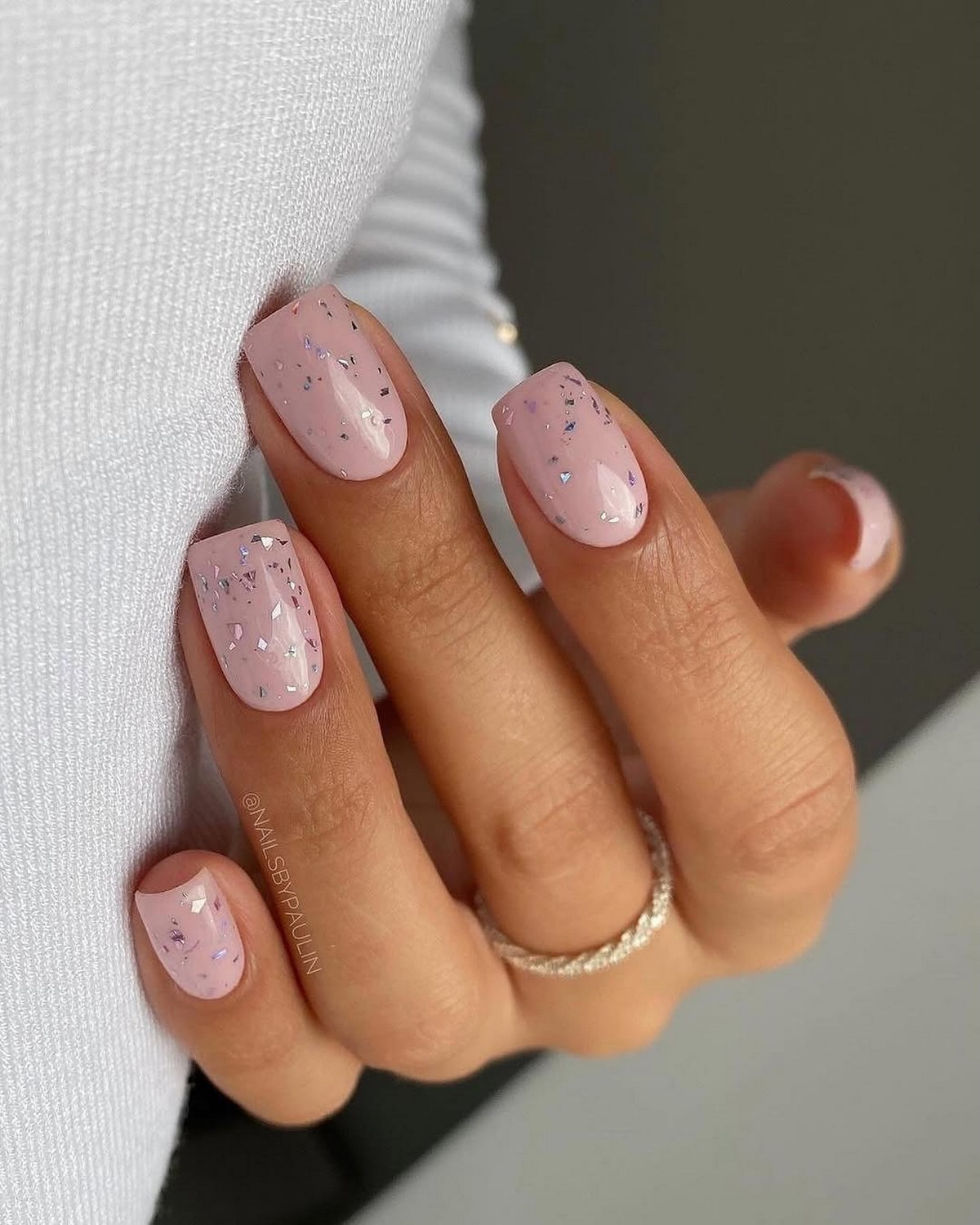 Весна 2026: почему короткий маникюр в моде