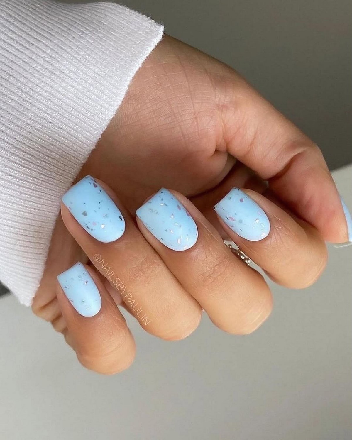 Весна 2026: почему короткий маникюр в моде