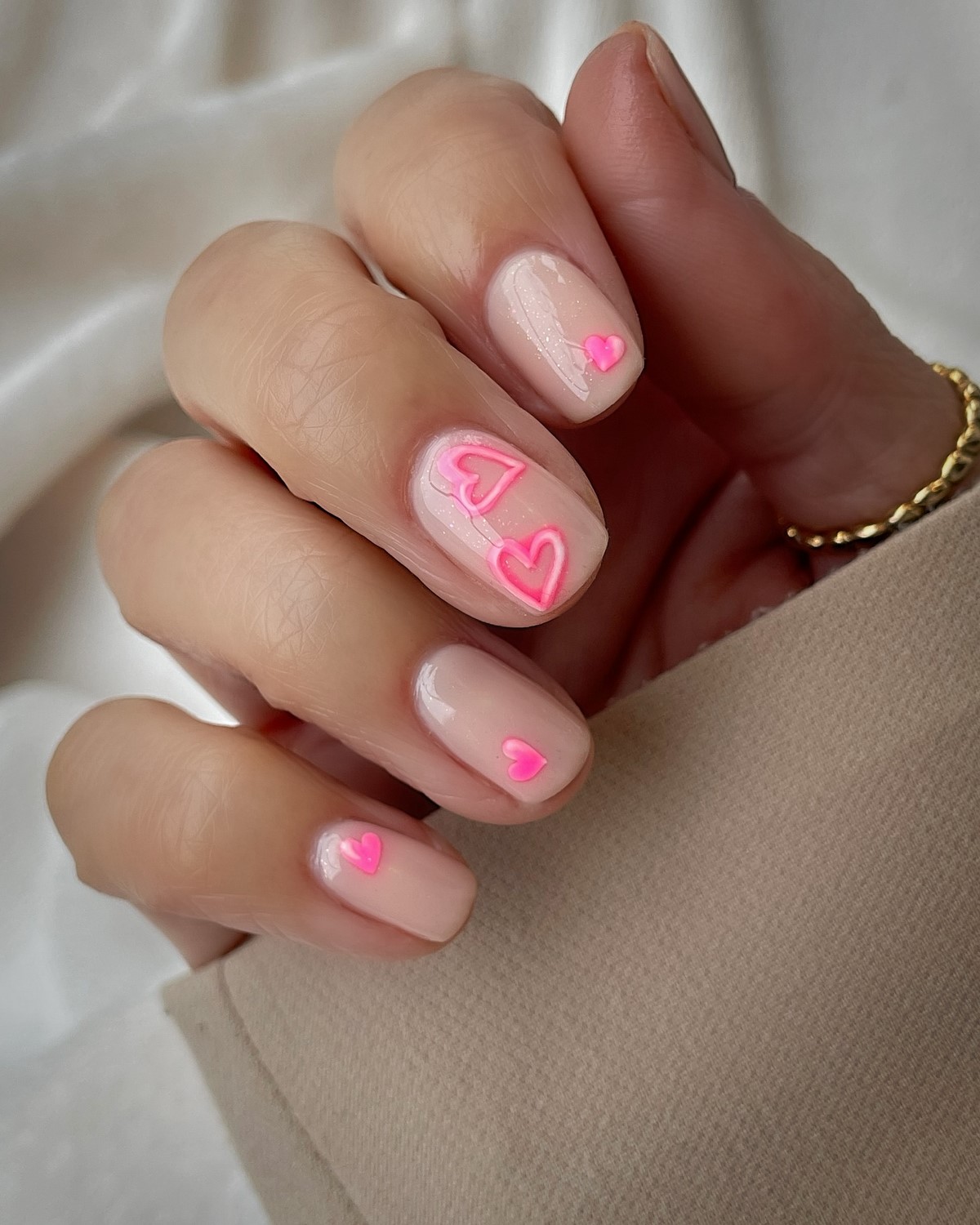 Весна 2026: почему короткий маникюр в моде