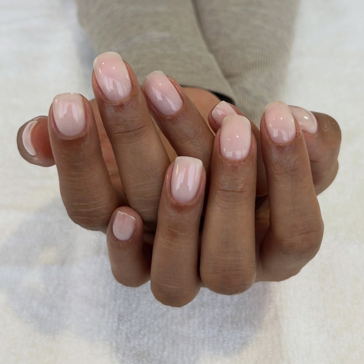 Весна 2026: почему короткий маникюр в моде