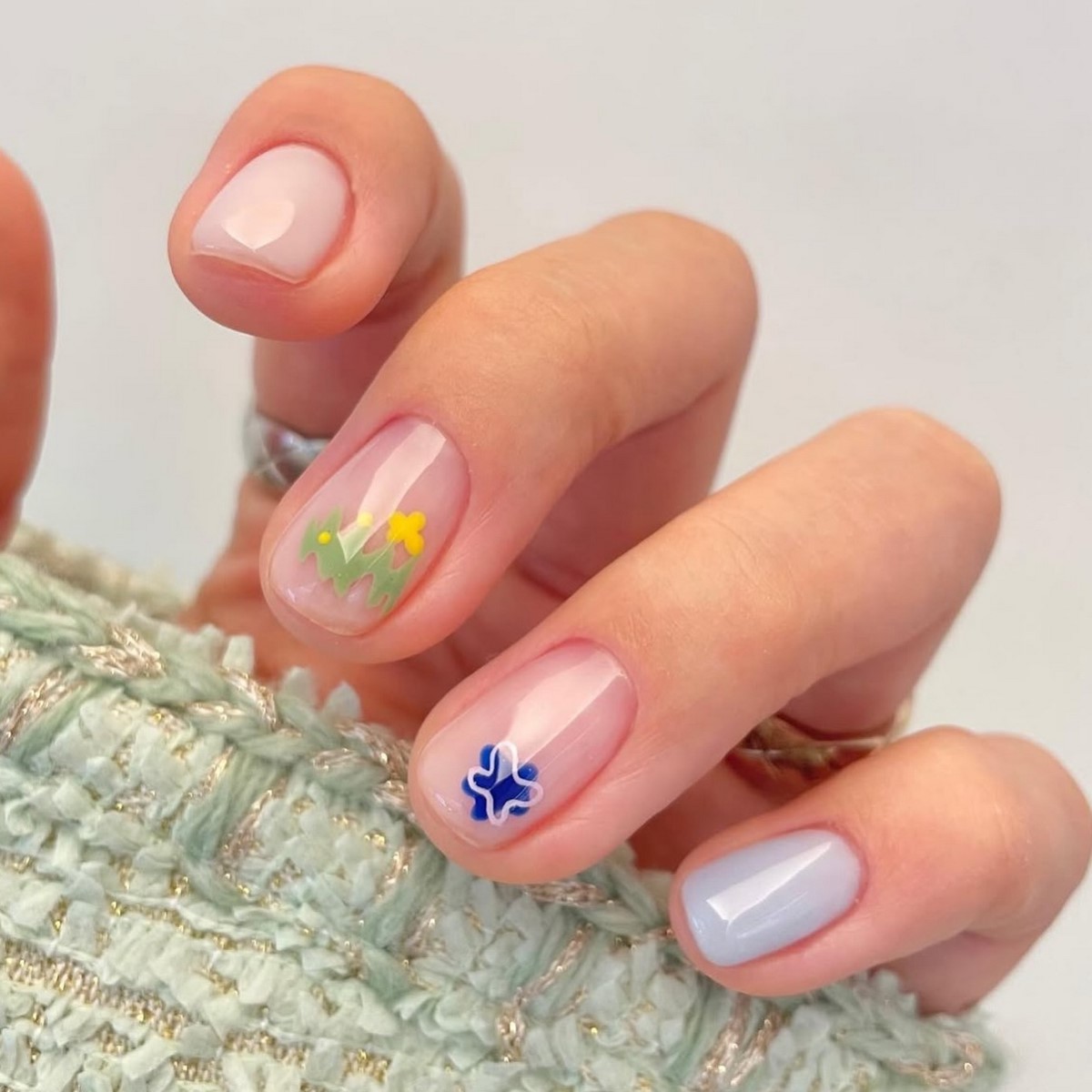 Весна 2026: почему короткий маникюр в моде