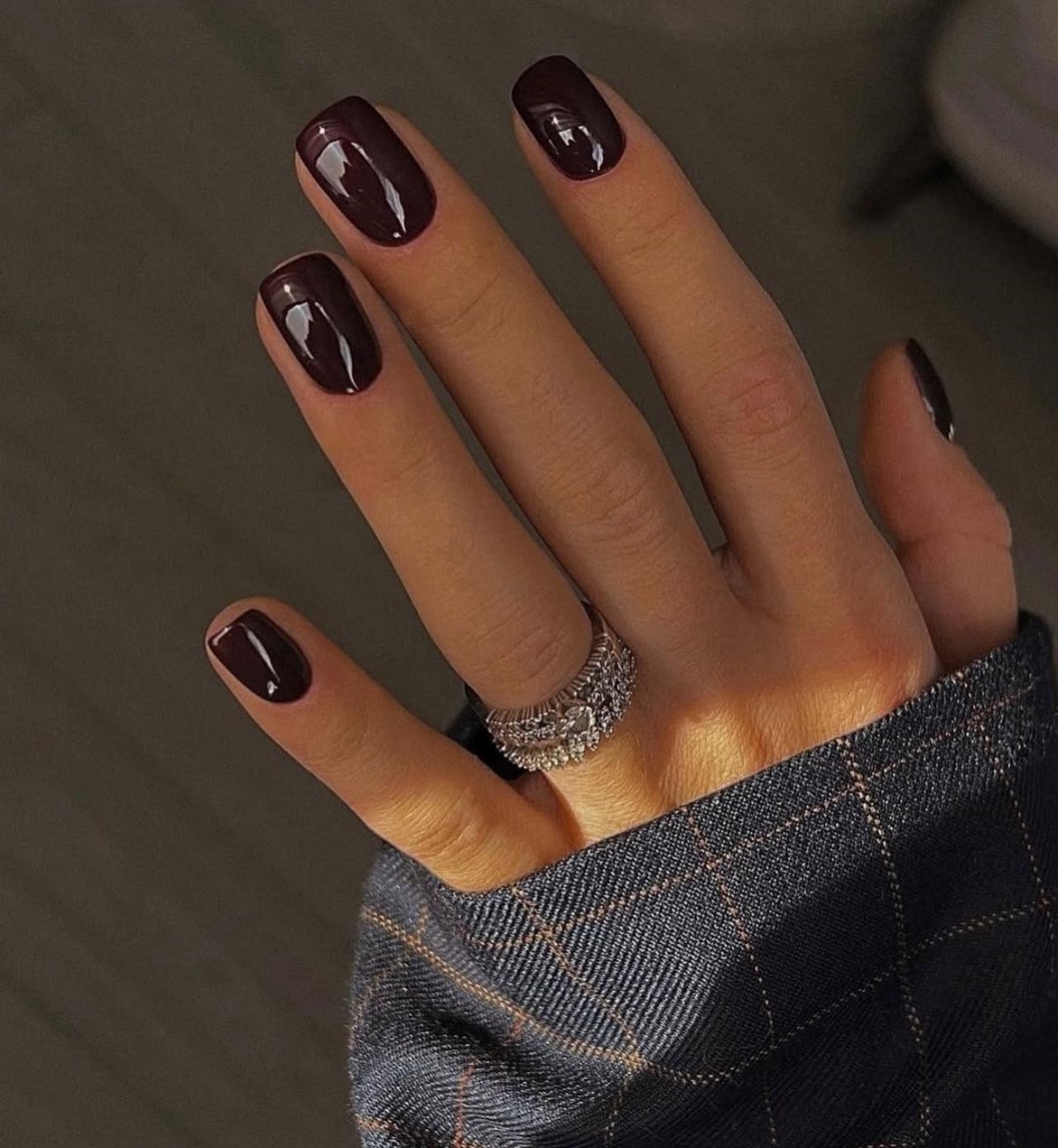 Весна 2026: почему короткий маникюр в моде