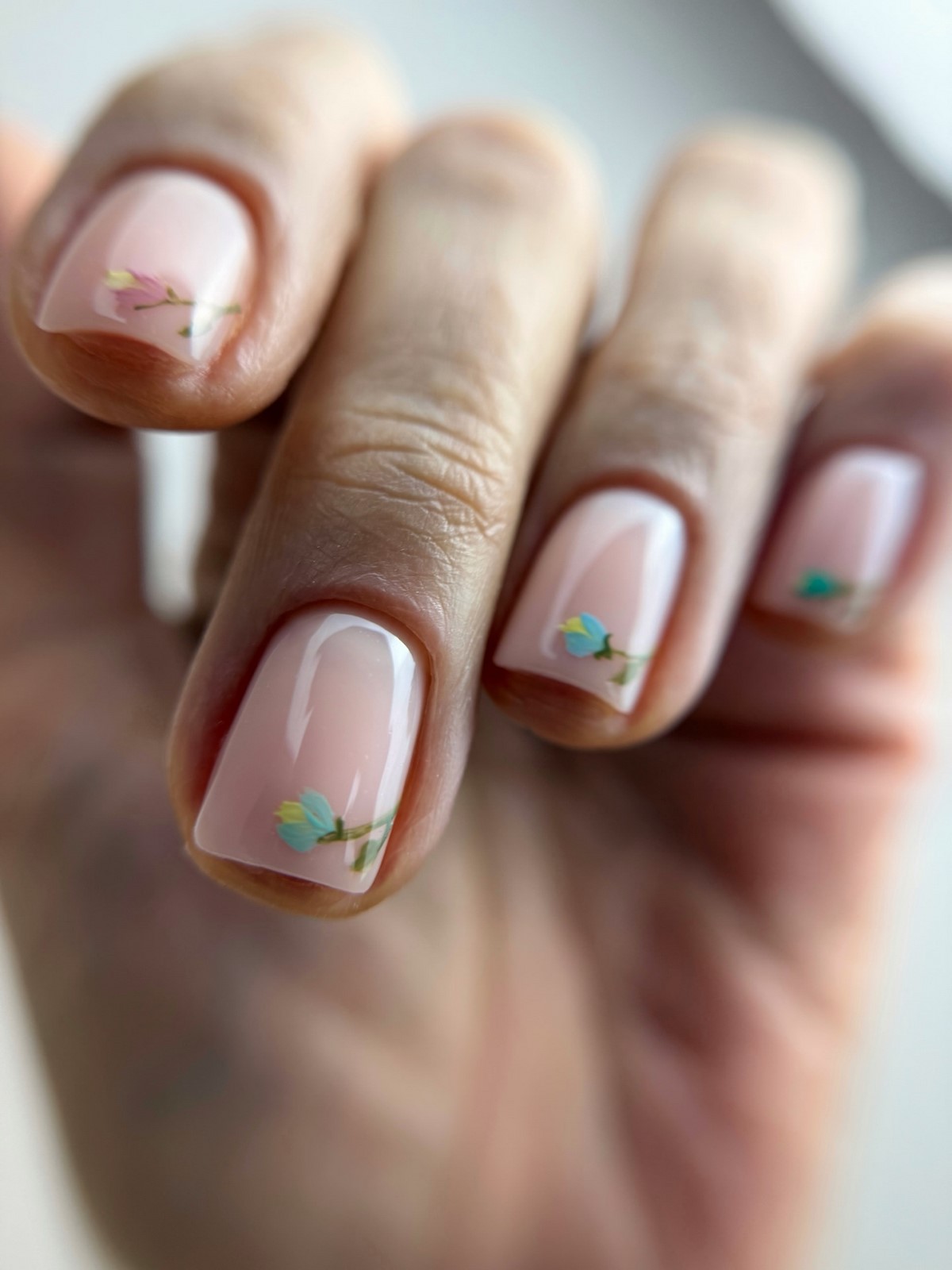 Весна 2026: почему короткий маникюр в моде