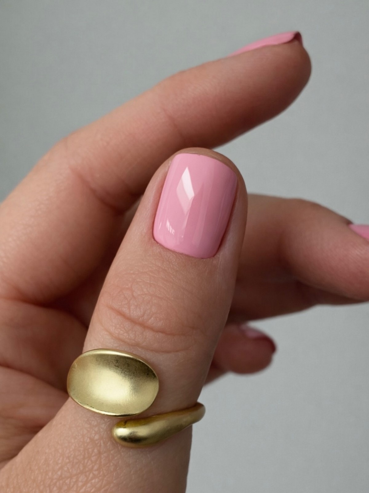 Весна 2026: почему короткий маникюр в моде