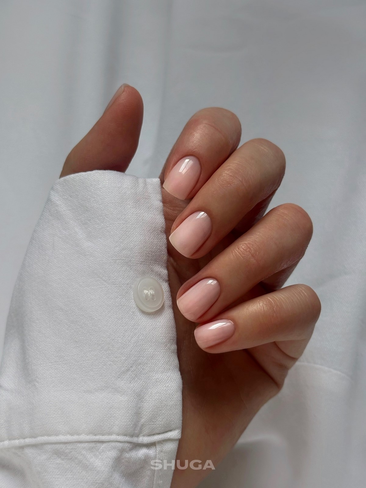 Весна 2026: почему короткий маникюр в моде