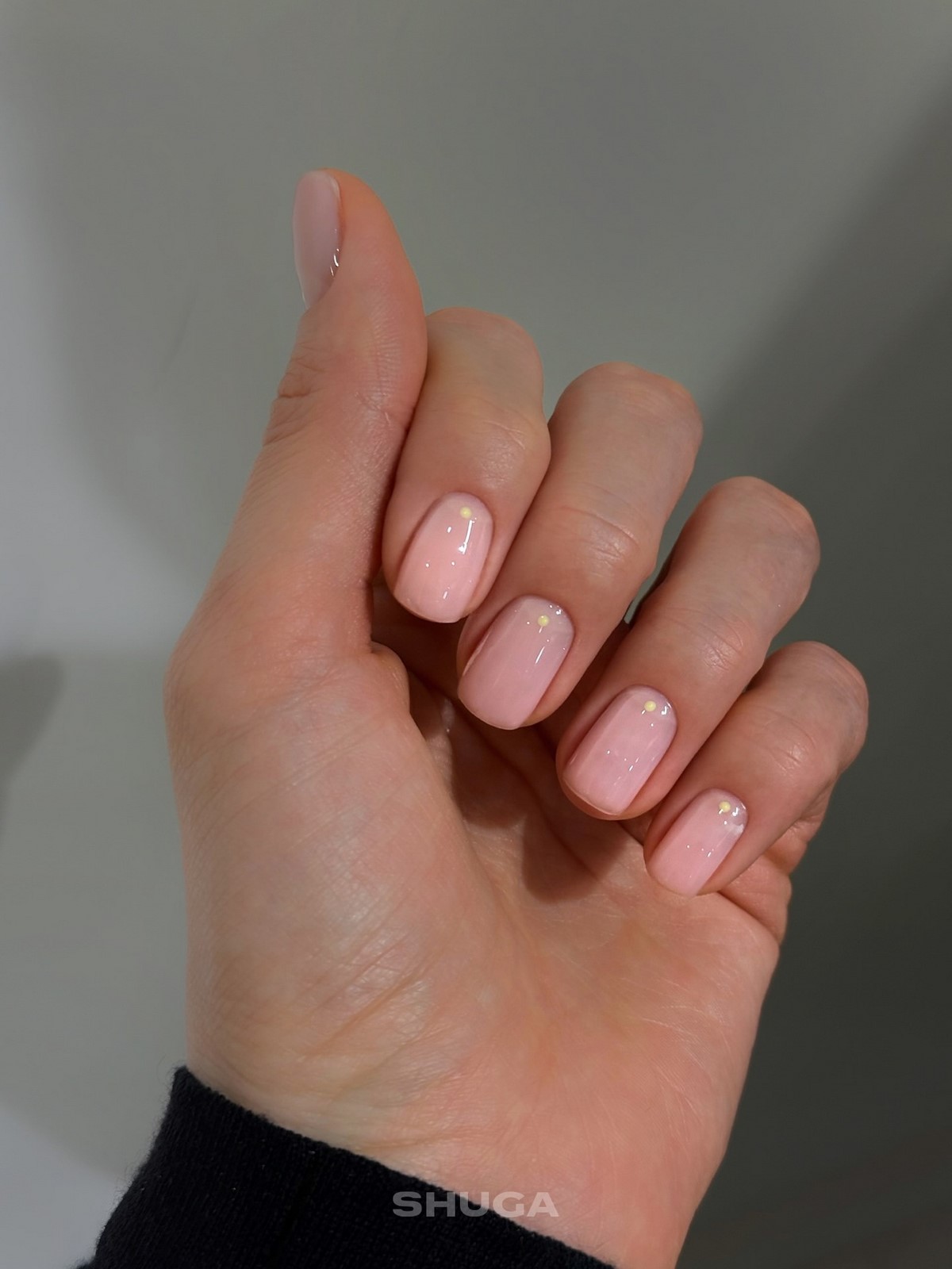 Весна 2026: почему короткий маникюр в моде