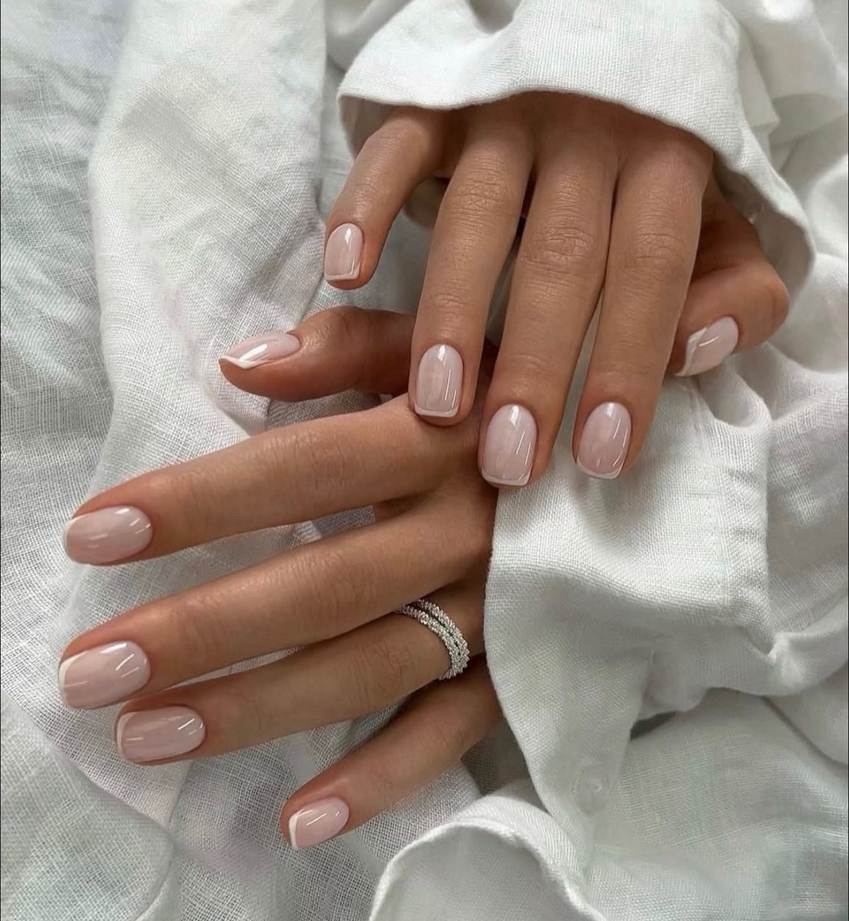 Весна 2026: почему короткий маникюр в моде