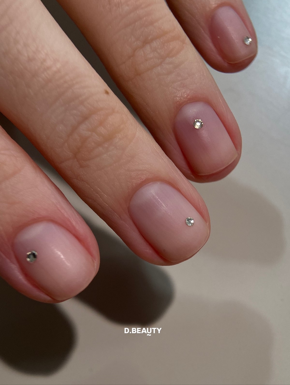 Весна 2026: почему короткий маникюр в моде