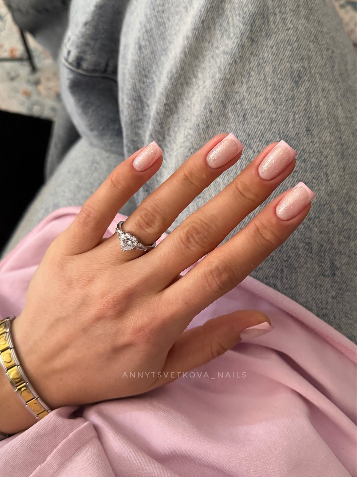 Квадратный маникюр весны 2026: форма снова в центре внимания