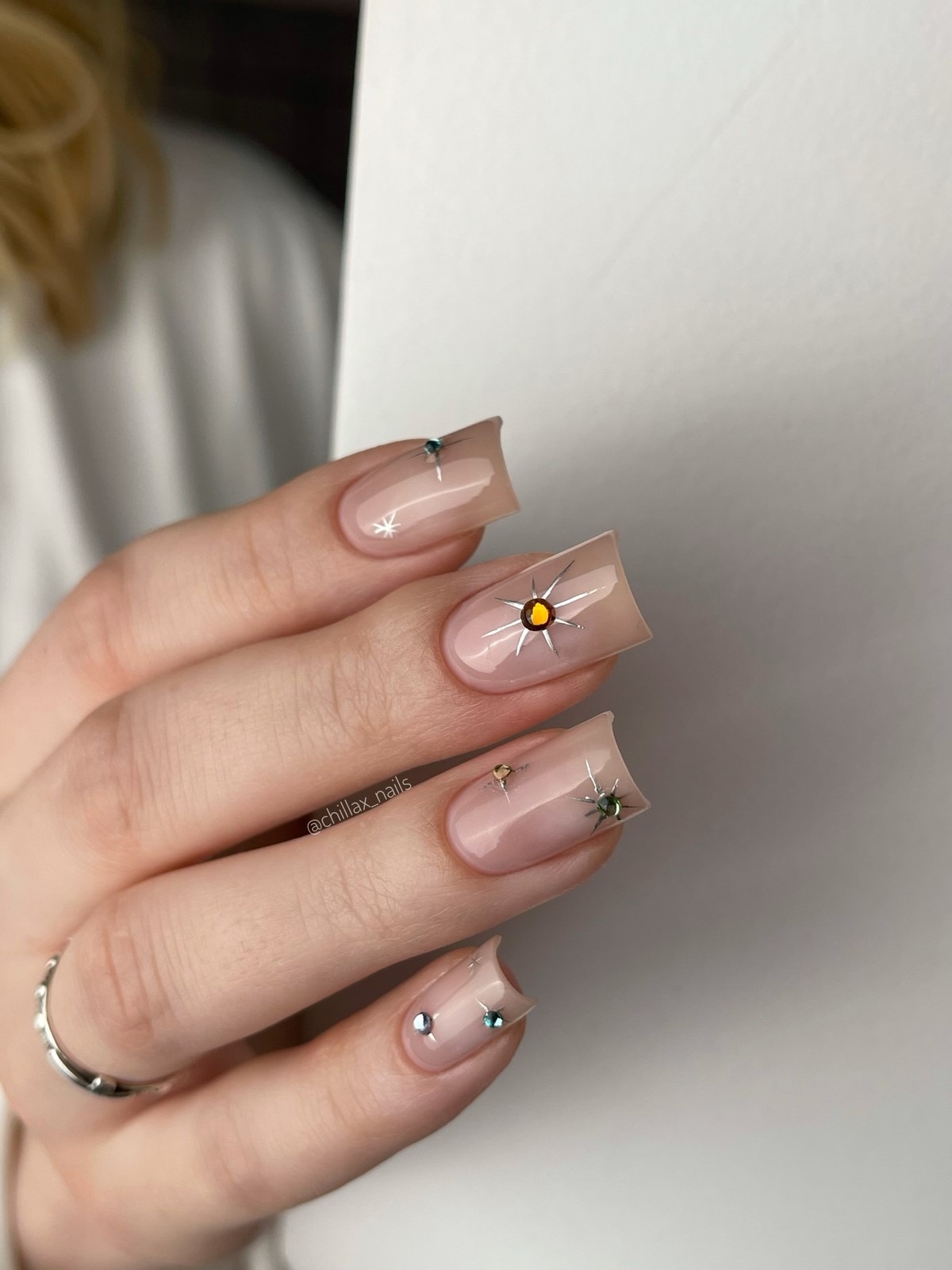 Квадратный маникюр весны 2026: форма снова в центре внимания