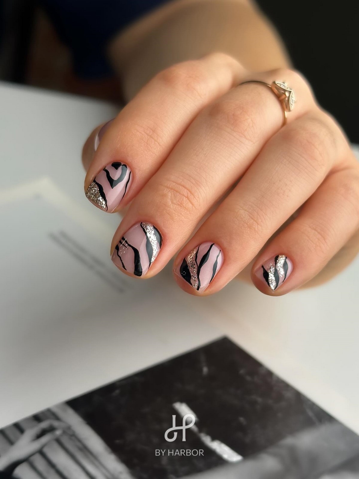 Квадратный маникюр весны 2026: форма снова в центре внимания