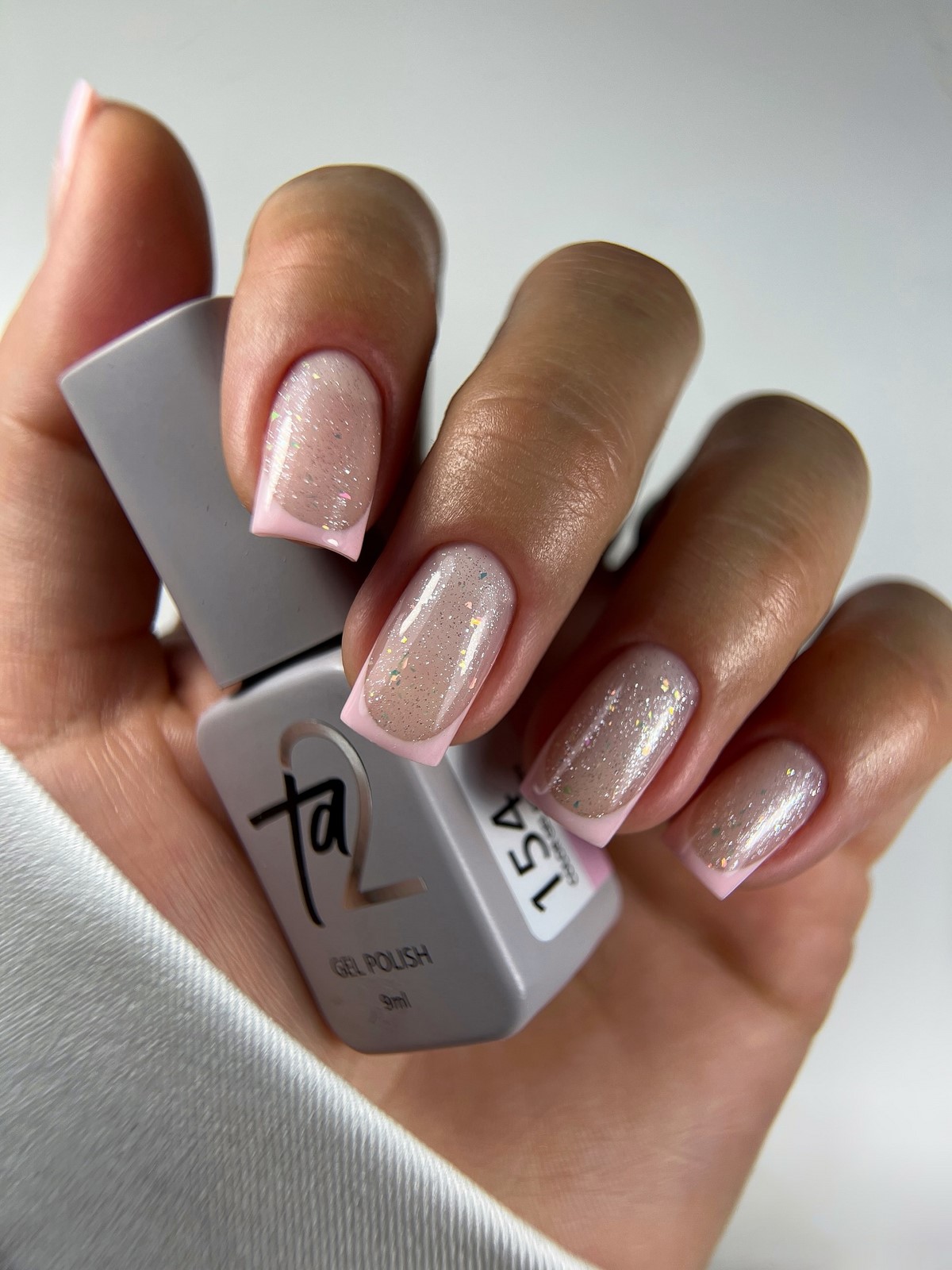 Квадратный маникюр весны 2026: форма снова в центре внимания